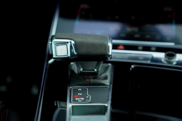 Audi A6 Avant RS 6 TFSI quattro / Pano / Dynamic+ / Keramisch / Nachtzicht / Valcona