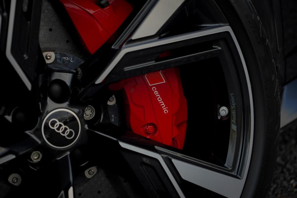 Audi A6 Avant RS 6 TFSI quattro / Pano / Dynamic+ / Keramisch / Nachtzicht / Valcona