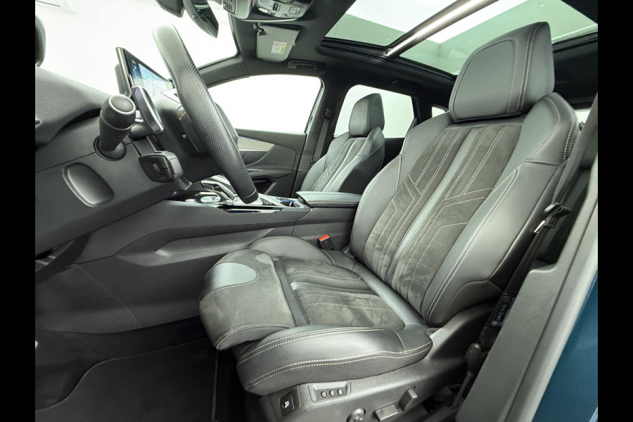Peugeot 3008 1.6 HYbrid4 300 GT Pack Business VAN: €30.900,- VOOR: €28.330,- UW EINDEJAARSVOORDEEL: €2.570,- | BLACK PACK | PANO DAK | APPLE CARPLAY / ANDROID AUTO | AFN. TREKHAAK | FOCAL AUDIO | 300 PK! | MEM. STOEL MET MASSAGE |
