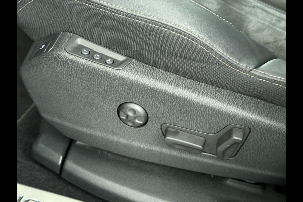 Peugeot 3008 1.6 HYbrid4 300 GT Pack Business VAN: €30.900,- VOOR: €28.330,- UW EINDEJAARSVOORDEEL: €2.570,- | BLACK PACK | PANO DAK | APPLE CARPLAY / ANDROID AUTO | AFN. TREKHAAK | FOCAL AUDIO | 300 PK! | MEM. STOEL MET MASSAGE |