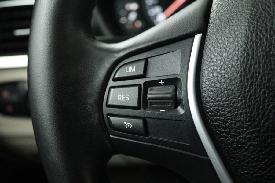 BMW 3 Serie 318i Luxury Edition (DEALER ONDERHOUDEN, PARKEERSENSOREN, NAVIGATIE, AUTOMAAT, CRUISE CONTROL)