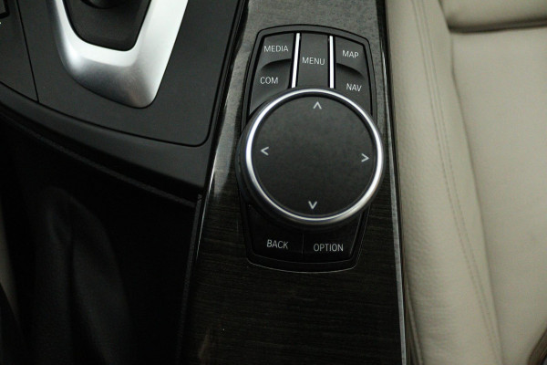 BMW 3 Serie 318i Luxury Edition (DEALER ONDERHOUDEN, PARKEERSENSOREN, NAVIGATIE, AUTOMAAT, CRUISE CONTROL)