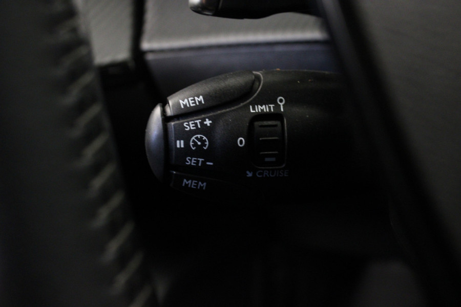 Peugeot 2008 1.2 PureTech Allure Pack |Camera|Navi|