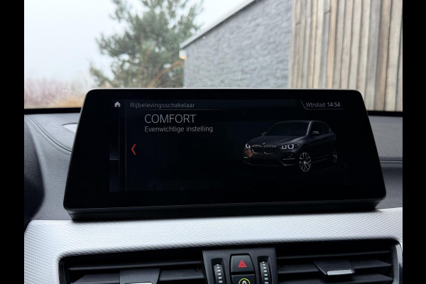 BMW X1 xDrive25e M-sport Automaat | Panoramadak | Leren bekleding | Stoelverwarming | LED verlichting | Climate & cruise control | Misa