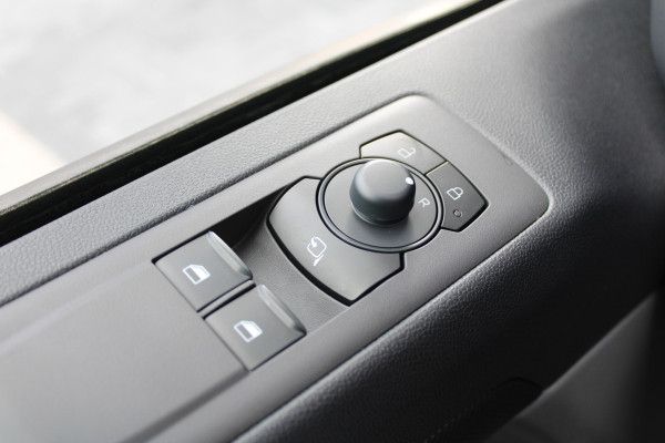 Ford Transit Custom 320 2.0 TDCI L2H1 Trend DC 136pk - 5 zits - Elek Trekhaak - LED - Stoelverwarming - Carplay/Android - Rijklaar