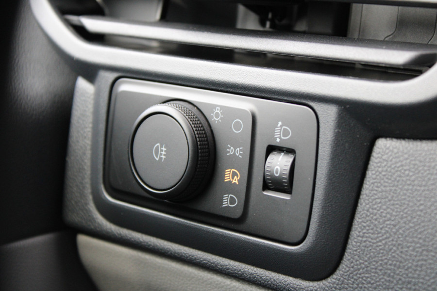 Ford Transit Custom 320 2.0 TDCI L2H1 Trend DC 136pk - 5 zits - Elek Trekhaak - LED - Stoelverwarming - Carplay/Android - Rijklaar