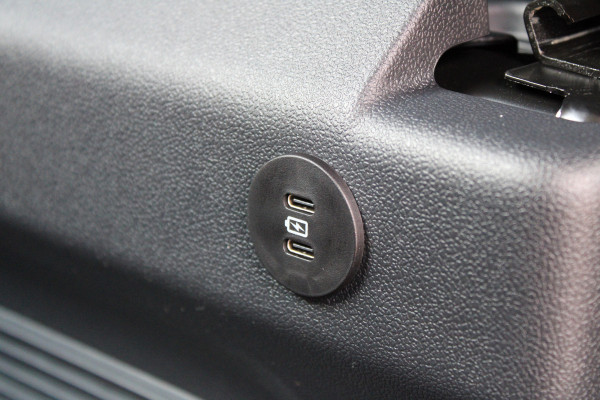 Ford Transit Custom 320 2.0 TDCI L2H1 Trend DC 136pk - 5 zits - Elek Trekhaak - LED - Stoelverwarming - Carplay/Android - Rijklaar