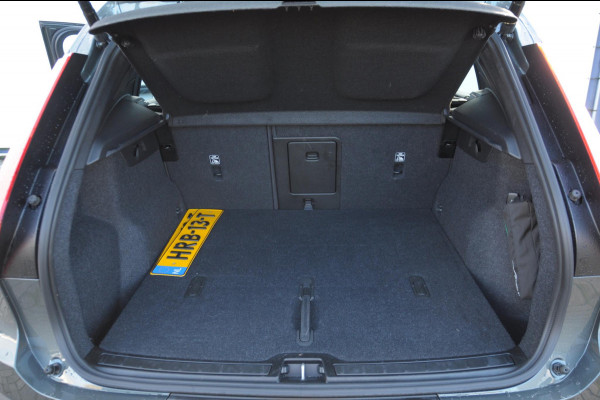 Volvo XC40 B4 211PK Automaat Plus Dark / Adaptive cruise control / Elektrische stoelen / Harman Kardon audio / Pilot assist / BLIS / Stoel en stuur verwarming / Elektrische achterklep / Parkeersensoren met camera / Google infotainment