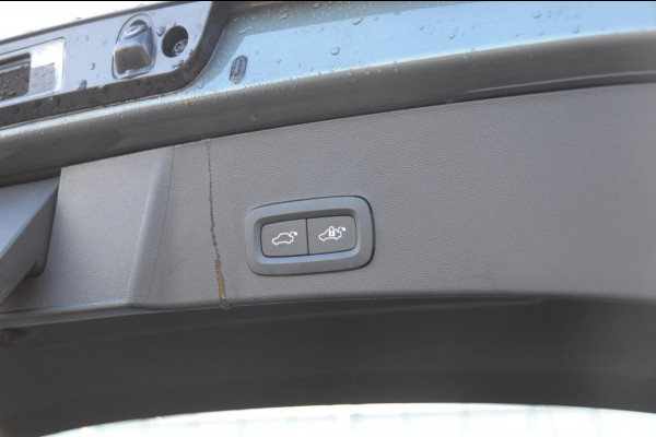 Volvo XC40 B4 211PK Automaat Plus Dark / Adaptive cruise control / Elektrische stoelen / Harman Kardon audio / Pilot assist / BLIS / Stoel en stuur verwarming / Elektrische achterklep / Parkeersensoren met camera / Google infotainment