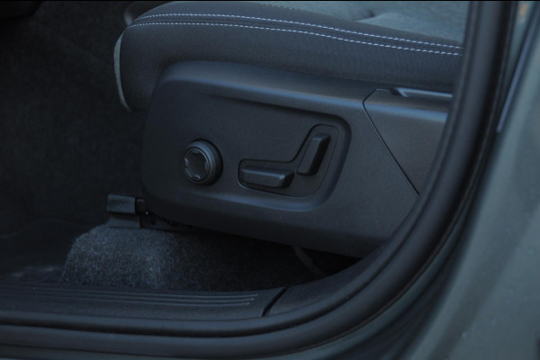 Volvo XC40 B4 211PK Automaat Plus Dark / Adaptive cruise control / Elektrische stoelen / Harman Kardon audio / Pilot assist / BLIS / Stoel en stuur verwarming / Elektrische achterklep / Parkeersensoren met camera / Google infotainment