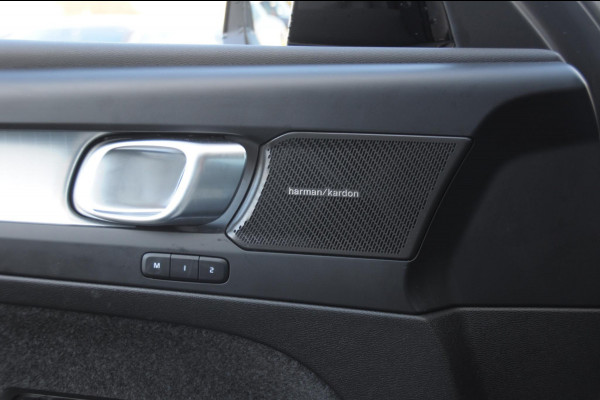 Volvo XC40 B4 211PK Automaat Plus Dark / Adaptive cruise control / Elektrische stoelen / Harman Kardon audio / Pilot assist / BLIS / Stoel en stuur verwarming / Elektrische achterklep / Parkeersensoren met camera / Google infotainment