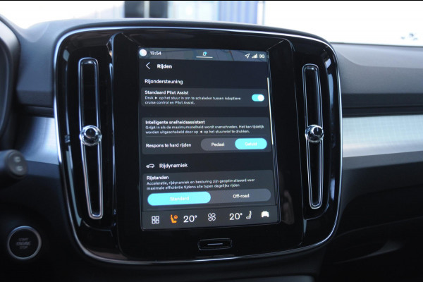 Volvo XC40 B4 211PK Automaat Plus Dark / Adaptive cruise control / Elektrische stoelen / Harman Kardon audio / Pilot assist / BLIS / Stoel en stuur verwarming / Elektrische achterklep / Parkeersensoren met camera / Google infotainment