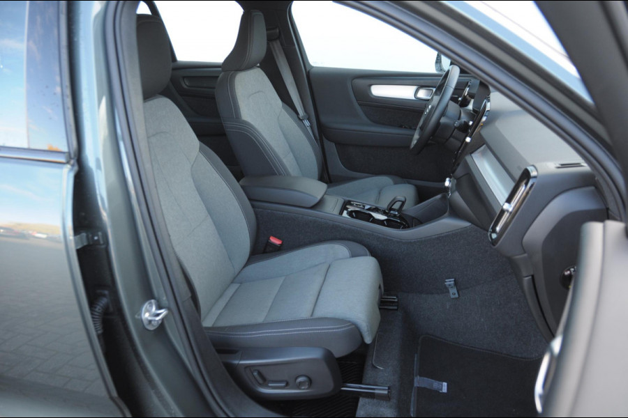 Volvo XC40 B4 211PK Automaat Plus Dark / Adaptive cruise control / Elektrische stoelen / Harman Kardon audio / Pilot assist / BLIS / Stoel en stuur verwarming / Elektrische achterklep / Parkeersensoren met camera / Google infotainment