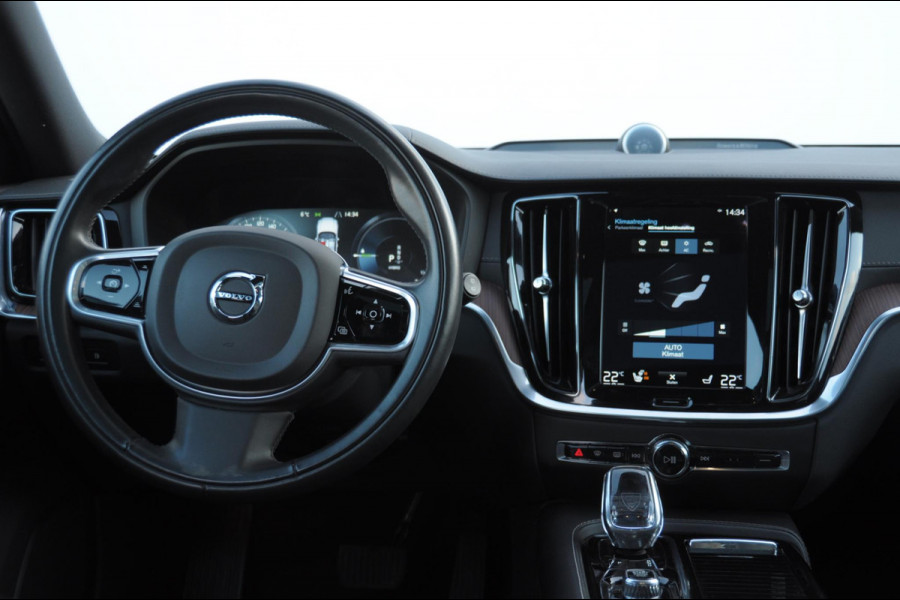 Volvo V60 T6 340PK Automaat Recharge AWD Inscription /  Bowers en Wilkins / Adaptieve cruise control/ Panoramadak/ 19” velgen/ BLIS/ Trekhaak/ Stoel en stuurwielverwarming/ Parkeersensoren met 360 Camera/ Elektrische stoelen met geheugen/ Apple carplay/ Keyless entry/ Head up display