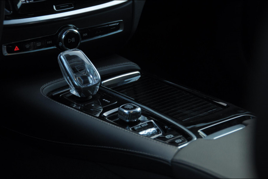 Volvo V60 T6 340PK Automaat Recharge AWD Inscription /  Bowers en Wilkins / Adaptieve cruise control/ Panoramadak/ 19” velgen/ BLIS/ Trekhaak/ Stoel en stuurwielverwarming/ Parkeersensoren met 360 Camera/ Elektrische stoelen met geheugen/ Apple carplay/ Keyless entry/ Head up display