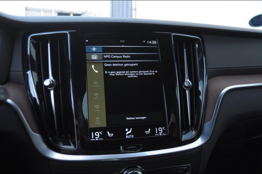 Volvo V60 T6 340PK Automaat Recharge AWD Inscription /  Bowers en Wilkins / Adaptieve cruise control/ Panoramadak/ 19” velgen/ BLIS/ Trekhaak/ Stoel en stuurwielverwarming/ Parkeersensoren met 360 Camera/ Elektrische stoelen met geheugen/ Apple carplay/ Keyless entry/ Head up display