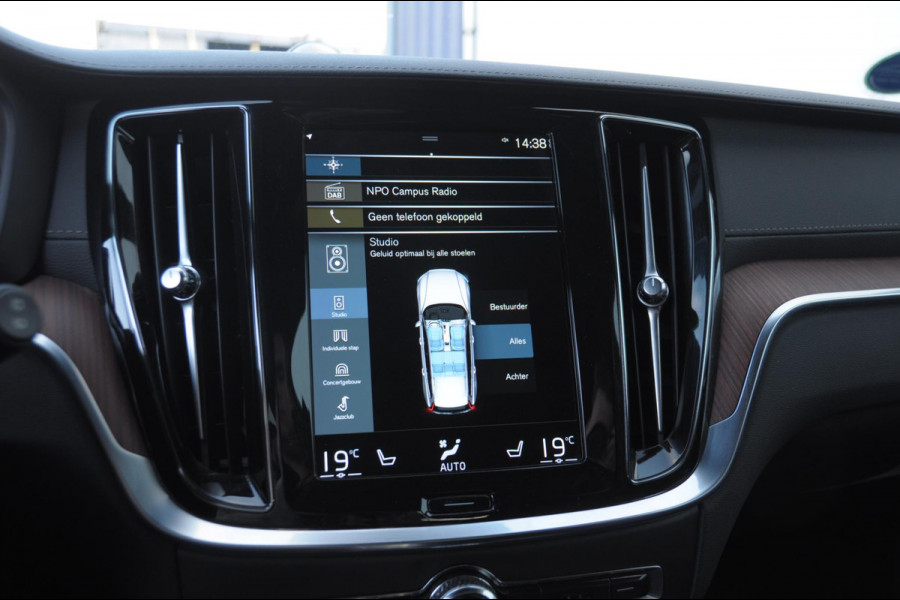 Volvo V60 T6 340PK Automaat Recharge AWD Inscription /  Bowers en Wilkins / Adaptieve cruise control/ Panoramadak/ 19” velgen/ BLIS/ Trekhaak/ Stoel en stuurwielverwarming/ Parkeersensoren met 360 Camera/ Elektrische stoelen met geheugen/ Apple carplay/ Keyless entry/ Head up display
