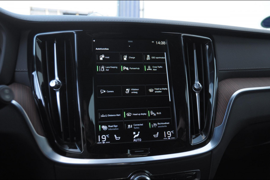 Volvo V60 T6 340PK Automaat Recharge AWD Inscription /  Bowers en Wilkins / Adaptieve cruise control/ Panoramadak/ 19” velgen/ BLIS/ Trekhaak/ Stoel en stuurwielverwarming/ Parkeersensoren met 360 Camera/ Elektrische stoelen met geheugen/ Apple carplay/ Keyless entry/ Head up display