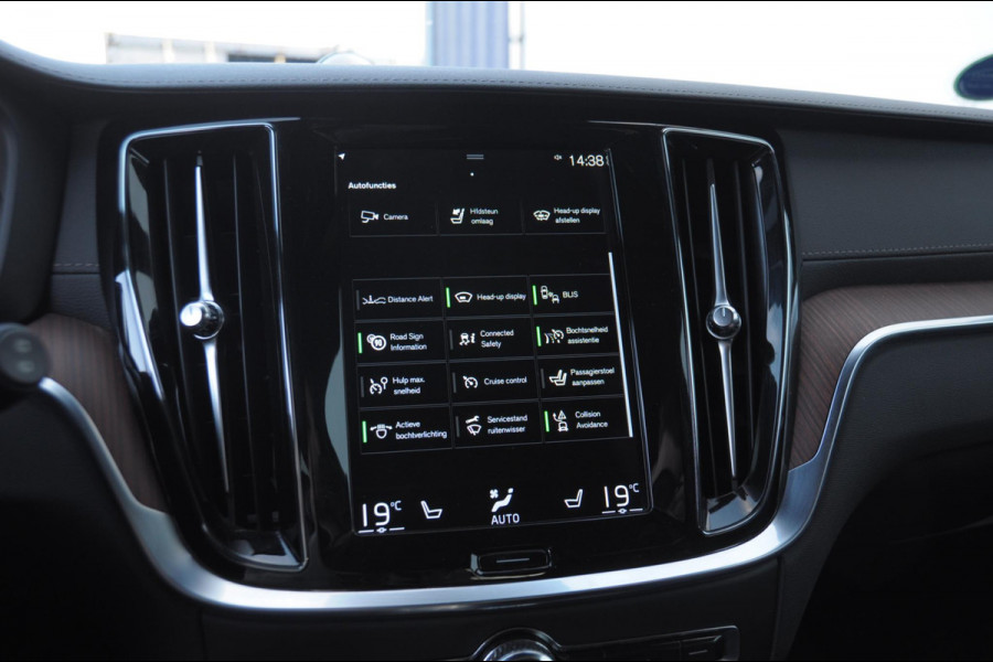 Volvo V60 T6 340PK Automaat Recharge AWD Inscription /  Bowers en Wilkins / Adaptieve cruise control/ Panoramadak/ 19” velgen/ BLIS/ Trekhaak/ Stoel en stuurwielverwarming/ Parkeersensoren met 360 Camera/ Elektrische stoelen met geheugen/ Apple carplay/ Keyless entry/ Head up display