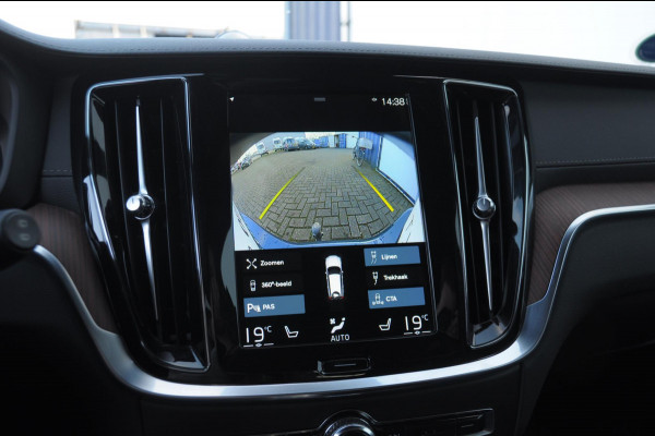 Volvo V60 T6 340PK Automaat Recharge AWD Inscription /  Bowers en Wilkins / Adaptieve cruise control/ Panoramadak/ 19” velgen/ BLIS/ Trekhaak/ Stoel en stuurwielverwarming/ Parkeersensoren met 360 Camera/ Elektrische stoelen met geheugen/ Apple carplay/ Keyless entry/ Head up display