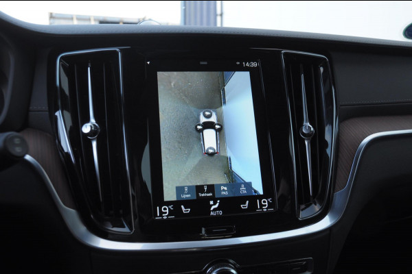 Volvo V60 T6 340PK Automaat Recharge AWD Inscription /  Bowers en Wilkins / Adaptieve cruise control/ Panoramadak/ 19” velgen/ BLIS/ Trekhaak/ Stoel en stuurwielverwarming/ Parkeersensoren met 360 Camera/ Elektrische stoelen met geheugen/ Apple carplay/ Keyless entry/ Head up display