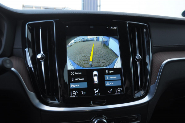 Volvo V60 T6 340PK Automaat Recharge AWD Inscription /  Bowers en Wilkins / Adaptieve cruise control/ Panoramadak/ 19” velgen/ BLIS/ Trekhaak/ Stoel en stuurwielverwarming/ Parkeersensoren met 360 Camera/ Elektrische stoelen met geheugen/ Apple carplay/ Keyless entry/ Head up display