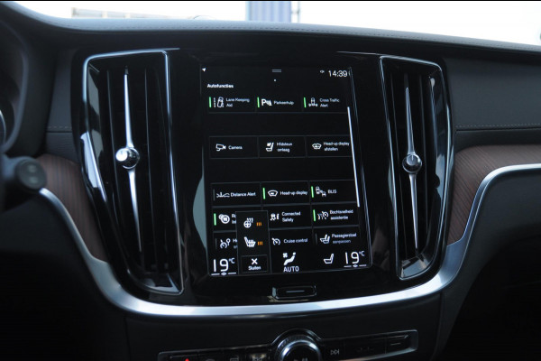 Volvo V60 T6 340PK Automaat Recharge AWD Inscription /  Bowers en Wilkins / Adaptieve cruise control/ Panoramadak/ 19” velgen/ BLIS/ Trekhaak/ Stoel en stuurwielverwarming/ Parkeersensoren met 360 Camera/ Elektrische stoelen met geheugen/ Apple carplay/ Keyless entry/ Head up display