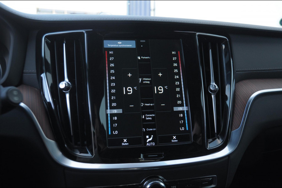 Volvo V60 T6 340PK Automaat Recharge AWD Inscription /  Bowers en Wilkins / Adaptieve cruise control/ Panoramadak/ 19” velgen/ BLIS/ Trekhaak/ Stoel en stuurwielverwarming/ Parkeersensoren met 360 Camera/ Elektrische stoelen met geheugen/ Apple carplay/ Keyless entry/ Head up display