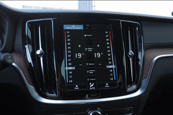 Volvo V60 T6 340PK Automaat Recharge AWD Inscription /  Bowers en Wilkins / Adaptieve cruise control/ Panoramadak/ 19” velgen/ BLIS/ Trekhaak/ Stoel en stuurwielverwarming/ Parkeersensoren met 360 Camera/ Elektrische stoelen met geheugen/ Apple carplay/ Keyless entry/ Head up display