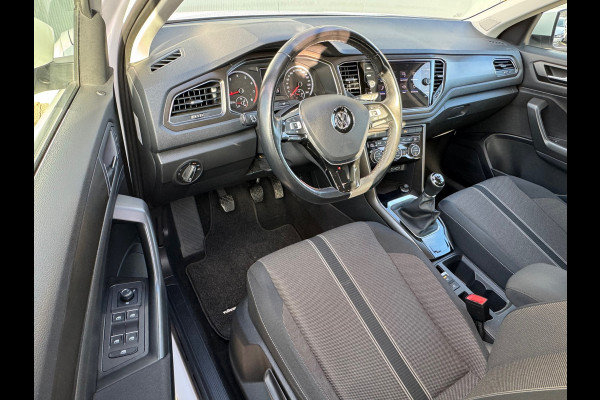 Volkswagen T-Roc 1.0 TSI Style * Navigatie * Stuurverwarming * Trekhaak * Full Led *