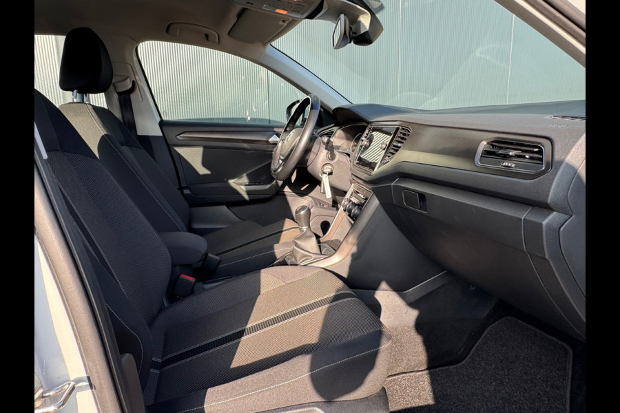 Volkswagen T-Roc 1.0 TSI Style * Navigatie * Stuurverwarming * Trekhaak * Full Led *