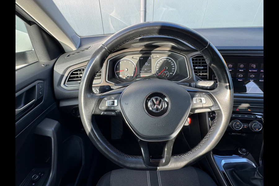 Volkswagen T-Roc 1.0 TSI Style * Navigatie * Stuurverwarming * Trekhaak * Full Led *