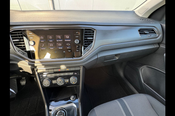Volkswagen T-Roc 1.0 TSI Style * Navigatie * Stuurverwarming * Trekhaak * Full Led *
