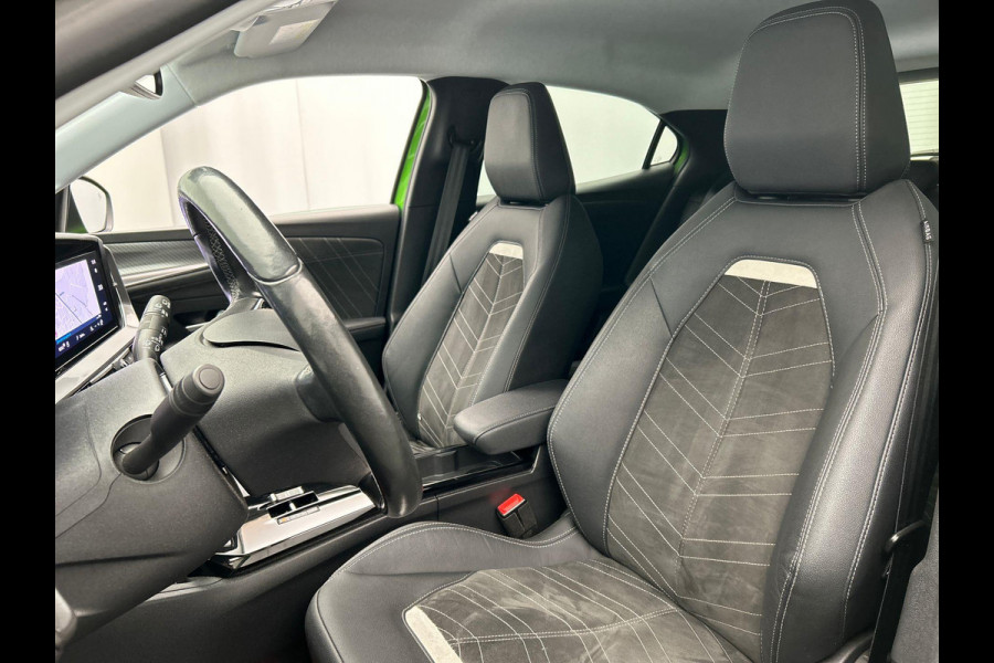Opel Mokka-e Ultimate 50-kWh 11kw bl. Trekhaak Carplay Camera Adaptieve Cruise Control Stuur/Stoel Verwarming