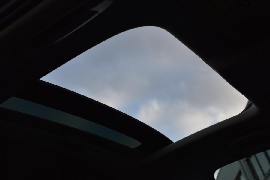 Volkswagen Golf 1.6 TDI Highline Business R Pano ACC Lane Elekstoel