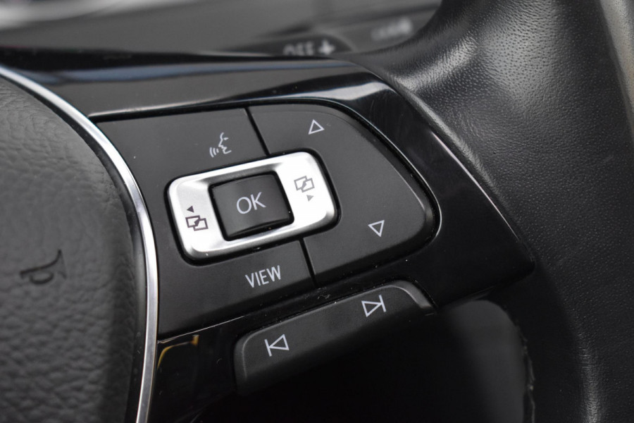 Volkswagen Golf 1.6 TDI Highline Business R Pano ACC Lane Elekstoel