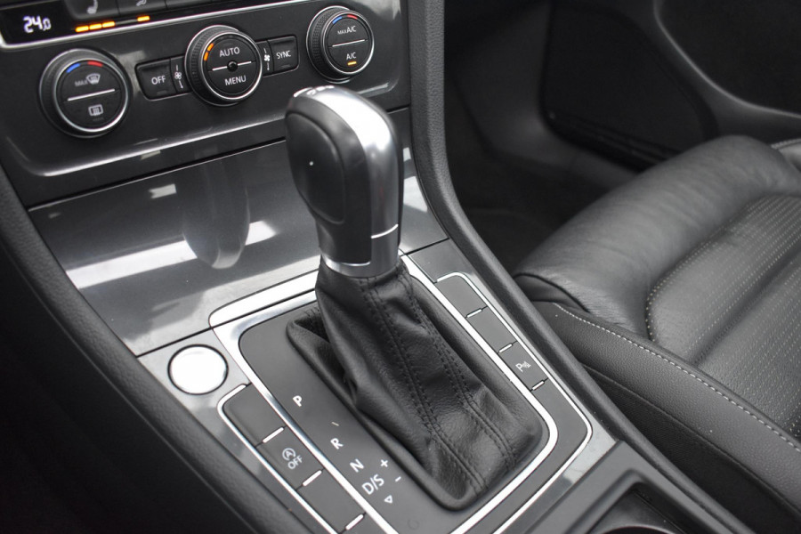 Volkswagen Golf 1.6 TDI Highline Business R Pano ACC Lane Elekstoel