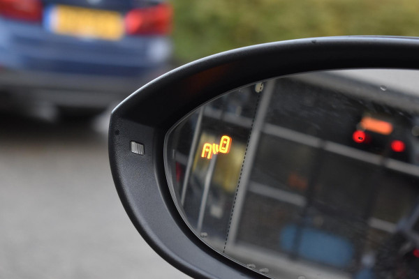 Volkswagen Golf 1.6 TDI Highline Business R Pano ACC Lane Elekstoel