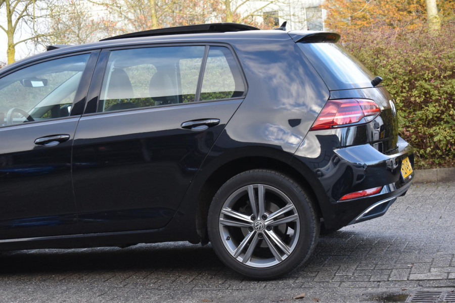 Volkswagen Golf 1.6 TDI Highline Business R Pano ACC Lane Elekstoel