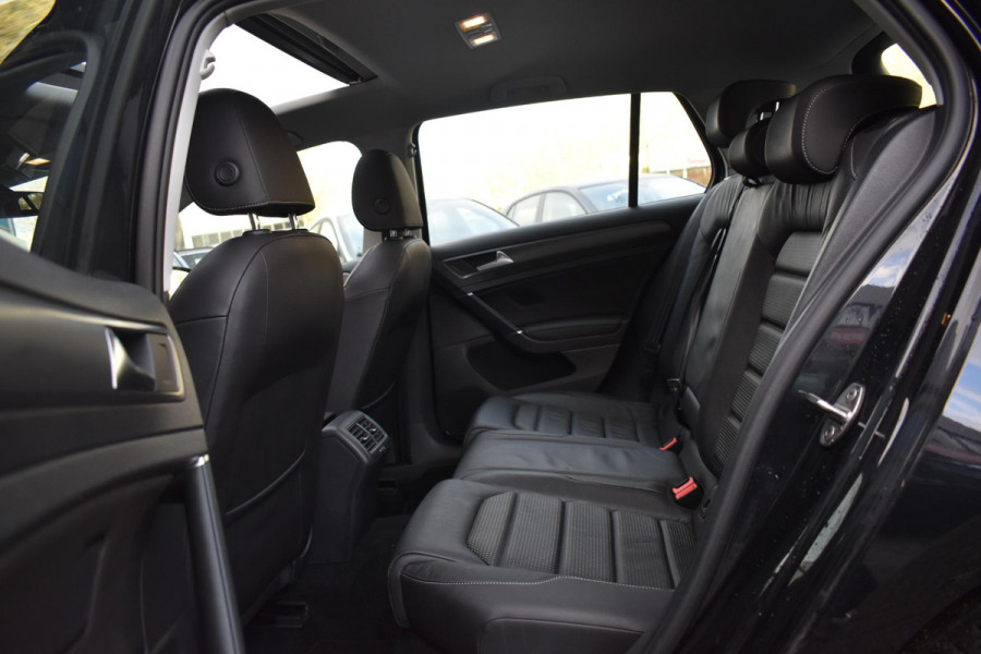 Volkswagen Golf 1.6 TDI Highline Business R Pano ACC Lane Elekstoel
