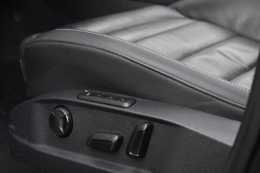 Volkswagen Golf 1.6 TDI Highline Business R Pano ACC Lane Elekstoel