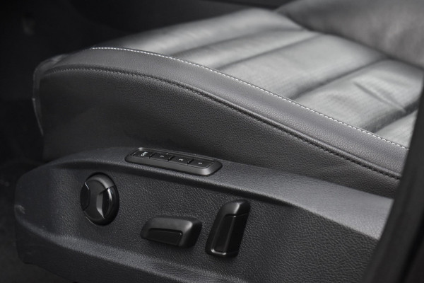 Volkswagen Golf 1.6 TDI Highline Business R Pano ACC Lane Elekstoel