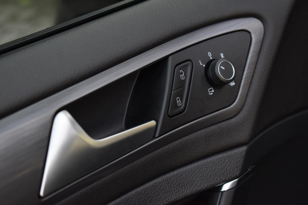 Volkswagen Golf 1.6 TDI Highline Business R Pano ACC Lane Elekstoel