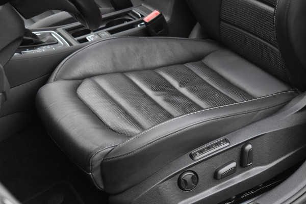 Volkswagen Golf 1.6 TDI Highline Business R Pano ACC Lane Elekstoel