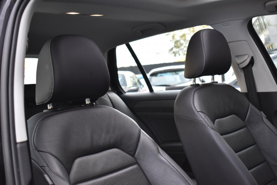 Volkswagen Golf 1.6 TDI Highline Business R Pano ACC Lane Elekstoel