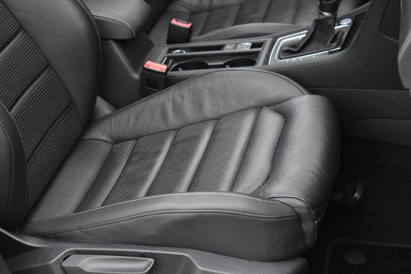 Volkswagen Golf 1.6 TDI Highline Business R Pano ACC Lane Elekstoel