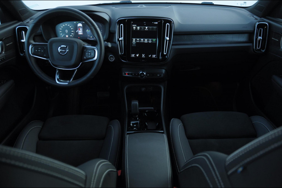 Volvo XC40 T4 211PK Automaat Plus Dark / Elektrische stoelen met geheugen / stuur - en stoelverwarming / Cruise control / Harman kardon audio / elektrische achterklep / Parkeersensoren met camers