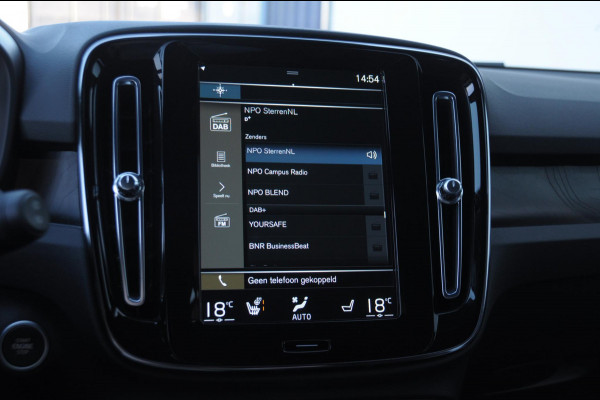 Volvo XC40 T4 211PK Automaat Plus Dark / Elektrische stoelen met geheugen / stuur - en stoelverwarming / Cruise control / Harman kardon audio / elektrische achterklep / Parkeersensoren met camers