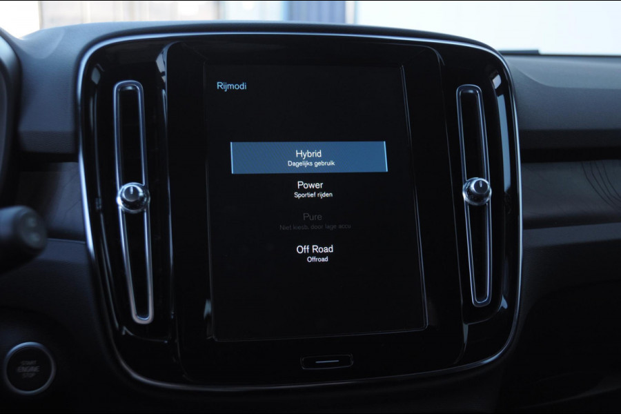 Volvo XC40 T4 211PK Automaat Plus Dark / Elektrische stoelen met geheugen / stuur - en stoelverwarming / Cruise control / Harman kardon audio / elektrische achterklep / Parkeersensoren met camers