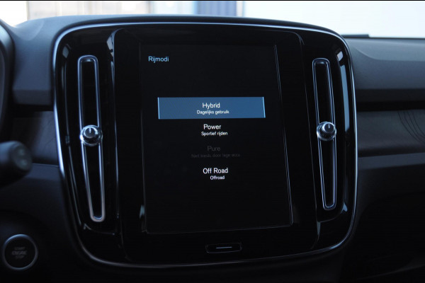 Volvo XC40 T4 211PK Automaat Plus Dark / Elektrische stoelen met geheugen / stuur - en stoelverwarming / Cruise control / Harman kardon audio / elektrische achterklep / Parkeersensoren met camers